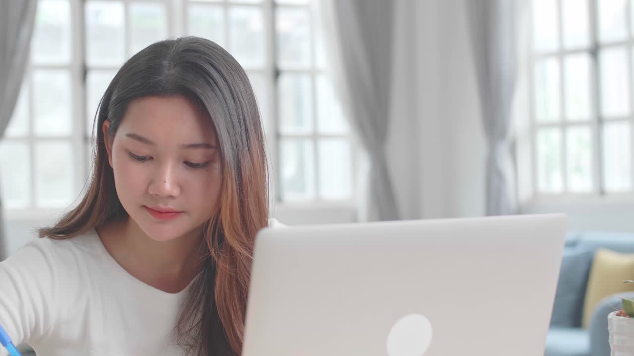 집에서 노트북에서 일하는 여자