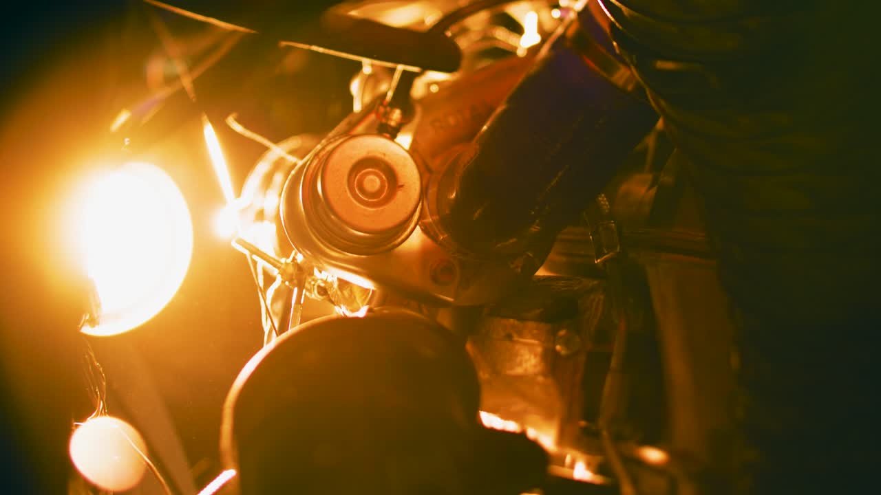 motor de motocicleta bajo luces