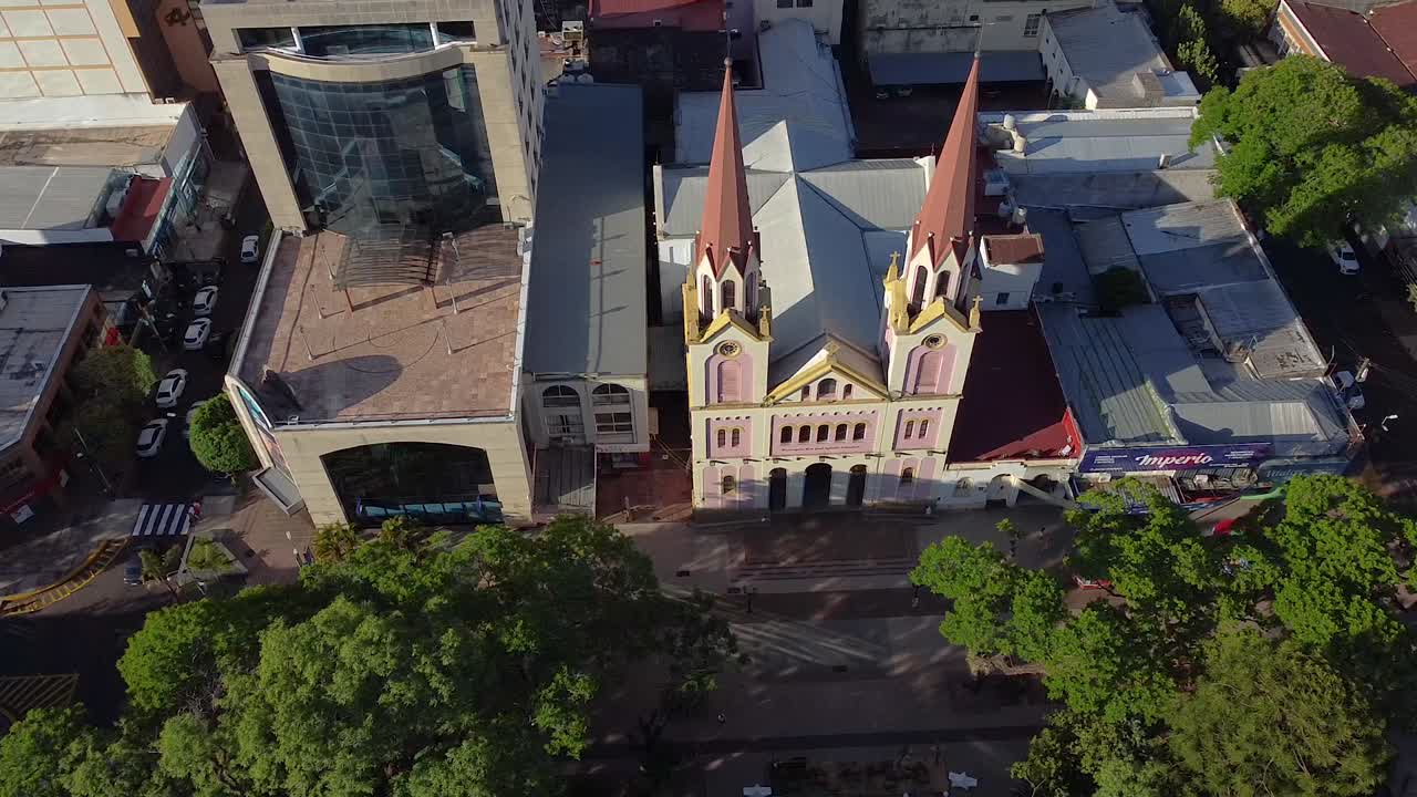아르헨티나 의 포사다스 시 에 있는 대성당 교회 의 공중 드론 뷰 는 주변 건물 들 과 함께 새 의 눈 으로 볼 수 있다