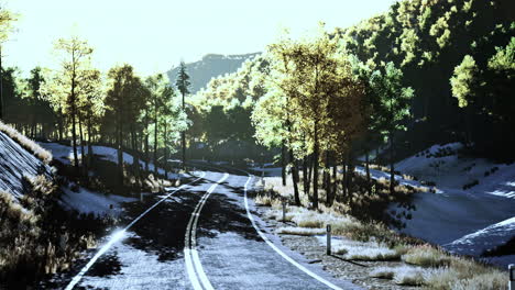 autopista en las montañas en un día de otoño en italia