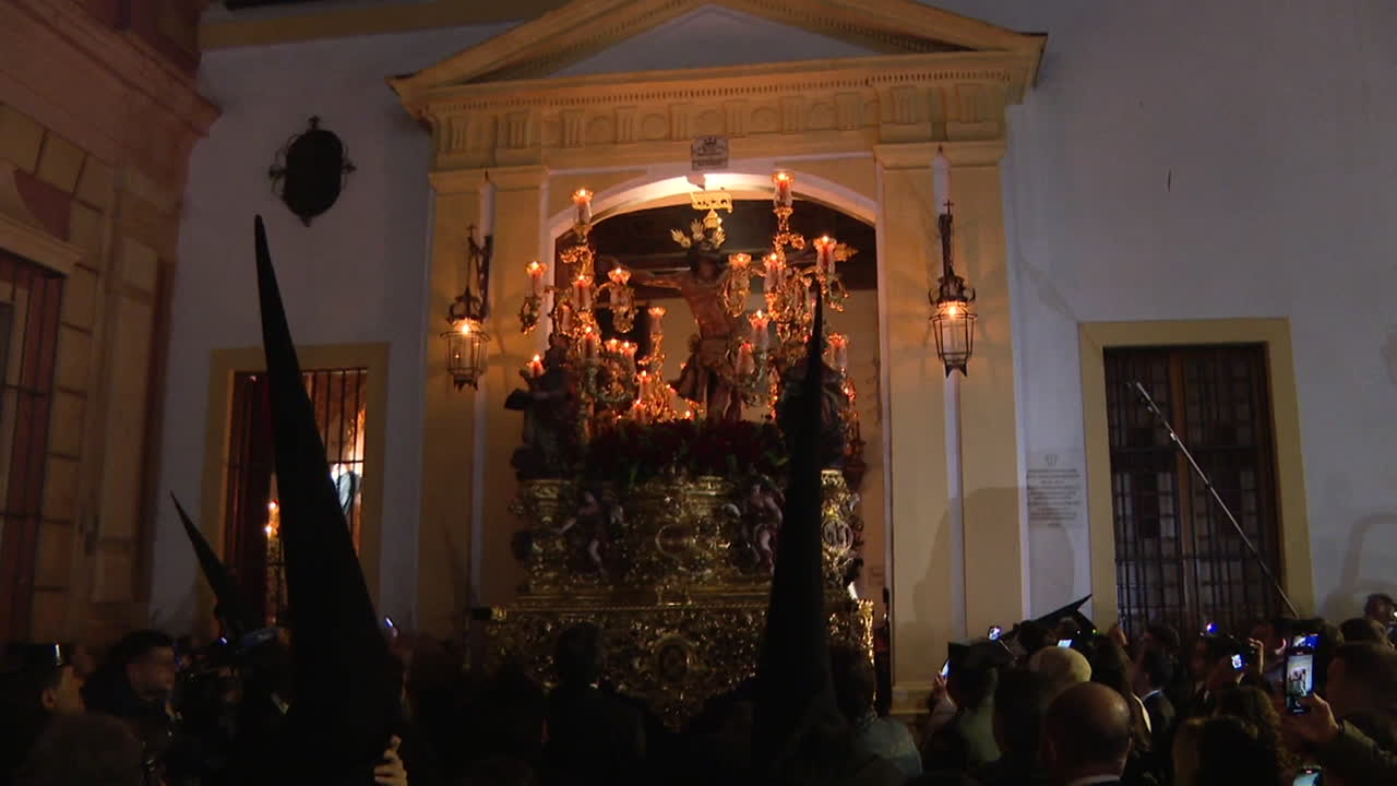 procesión religiosa en la noche