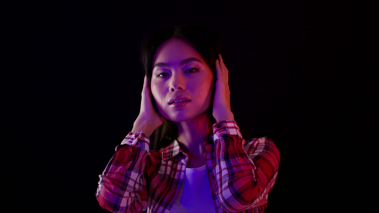 네온 빛 에 인 여자