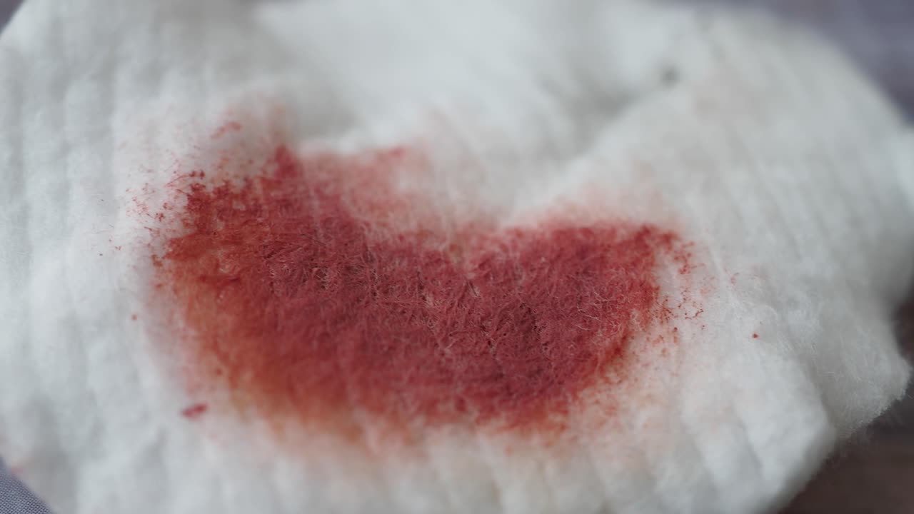 사용된 메이크업 제거제 면화 패드