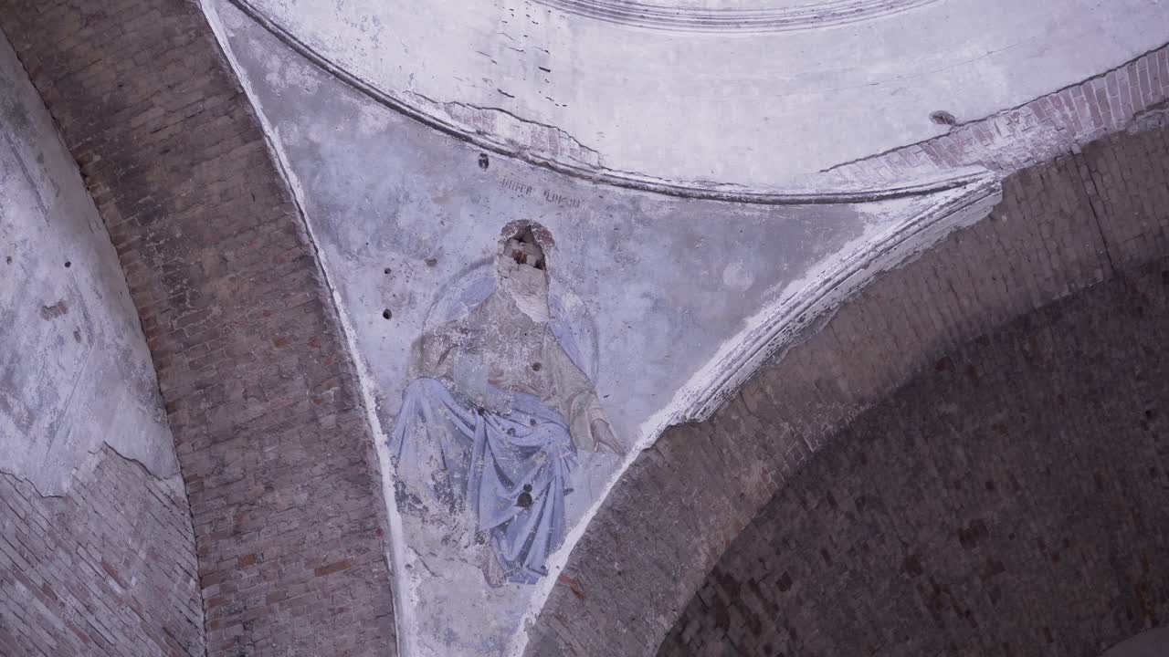 벽화 와 모자 를 가진 옛 교회 의 내부