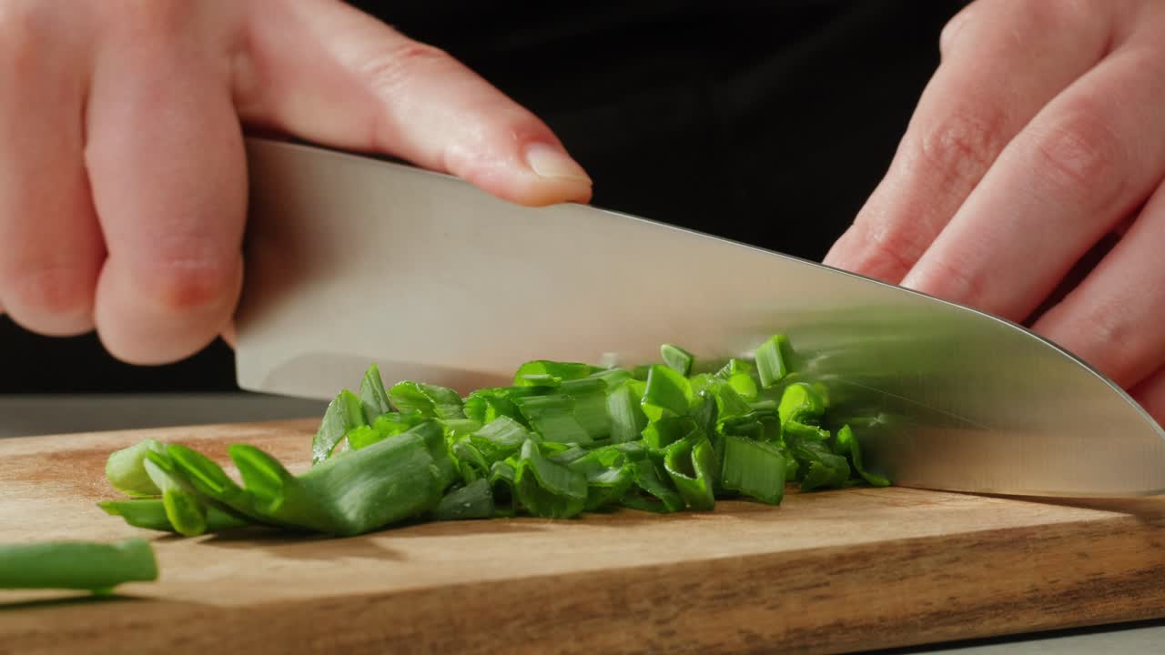 cortar las cebollas verdes