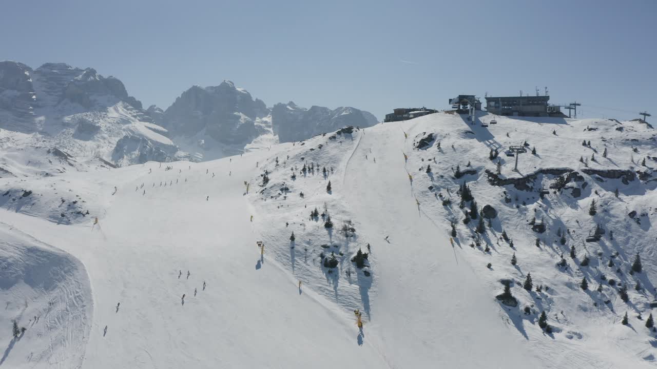 Divertimento con gli sport invernali sulle piste da sci di Madonna di Campiglio, scenario aereo delle Dolomiti, Italia