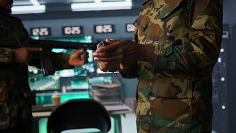 oficiales militares haciendo mantenimiento de armas en la sala de guerra