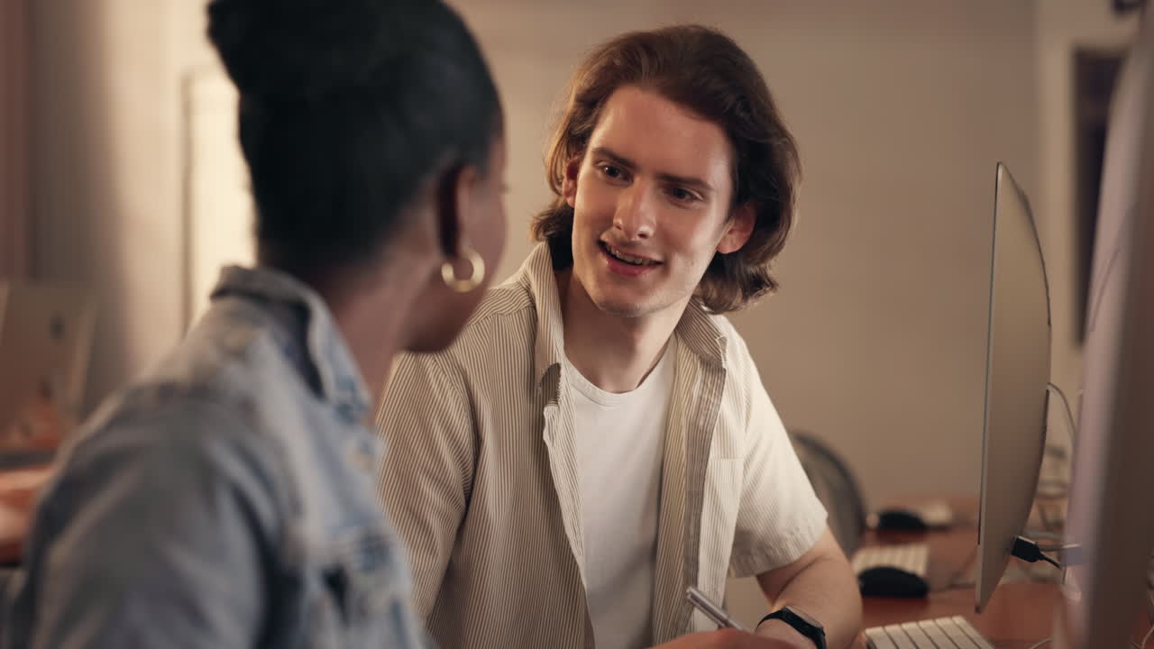 Estudantes colaborando em um laboratório de informática