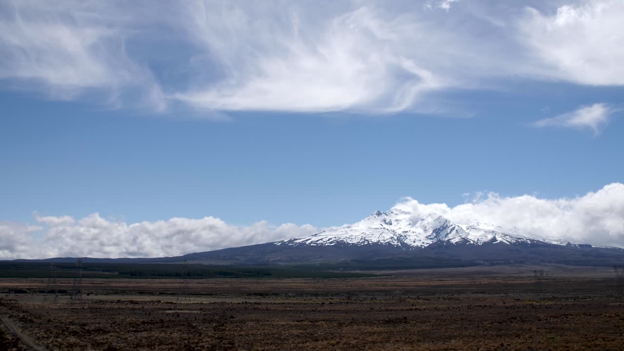 뉴질랜드의 아름다운 구름으로 둘러싸인 루아페후 산의 넓은 설정 샷