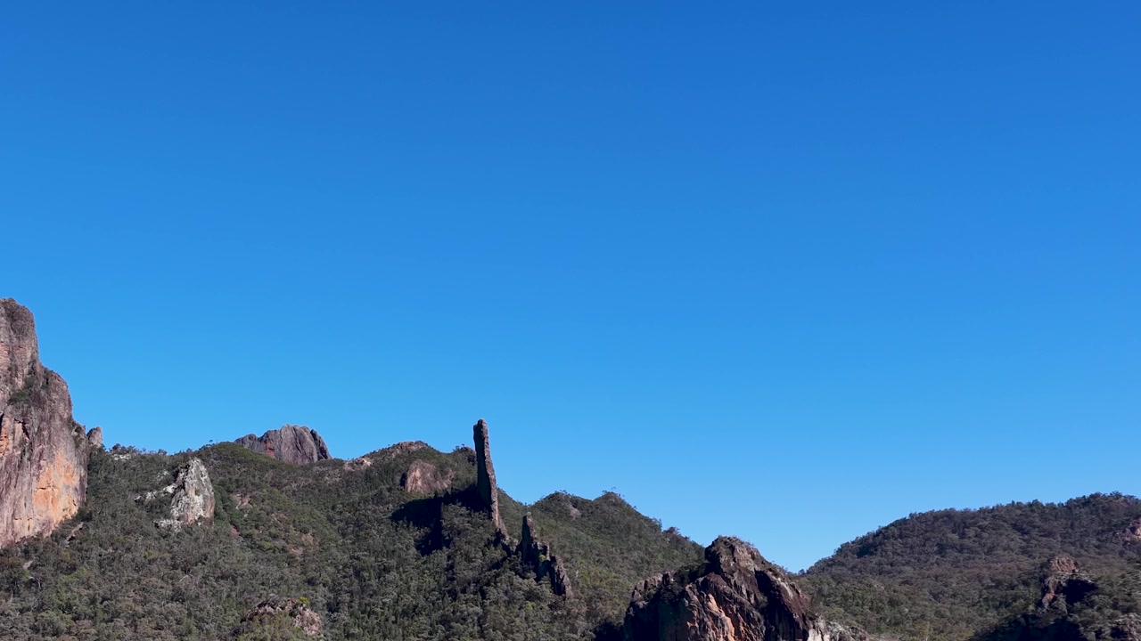 Ampia inquadratura della formazione rocciosa Breadknife sotto un cielo azzurro e limpido nel Parco Nazionale Warrumbungle