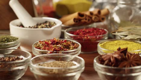 especias coloridas en cuencos de vidrio de cerca. cultura de oriente medio y árabe. condimentos y sabores. pimienta, cilantro, canela, cúrcuma, pimentón, comino. diferentes tipos de hierbas secas para cocinar.