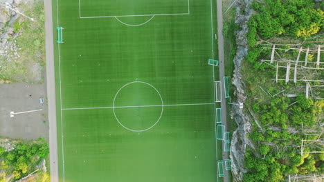 Descendiendo-Sobre-El-Famoso-Campo-De-Fútbol-De-Henningsvaer-En-Las-Islas-Lofoten-Durante-La-Puesta-De-Sol