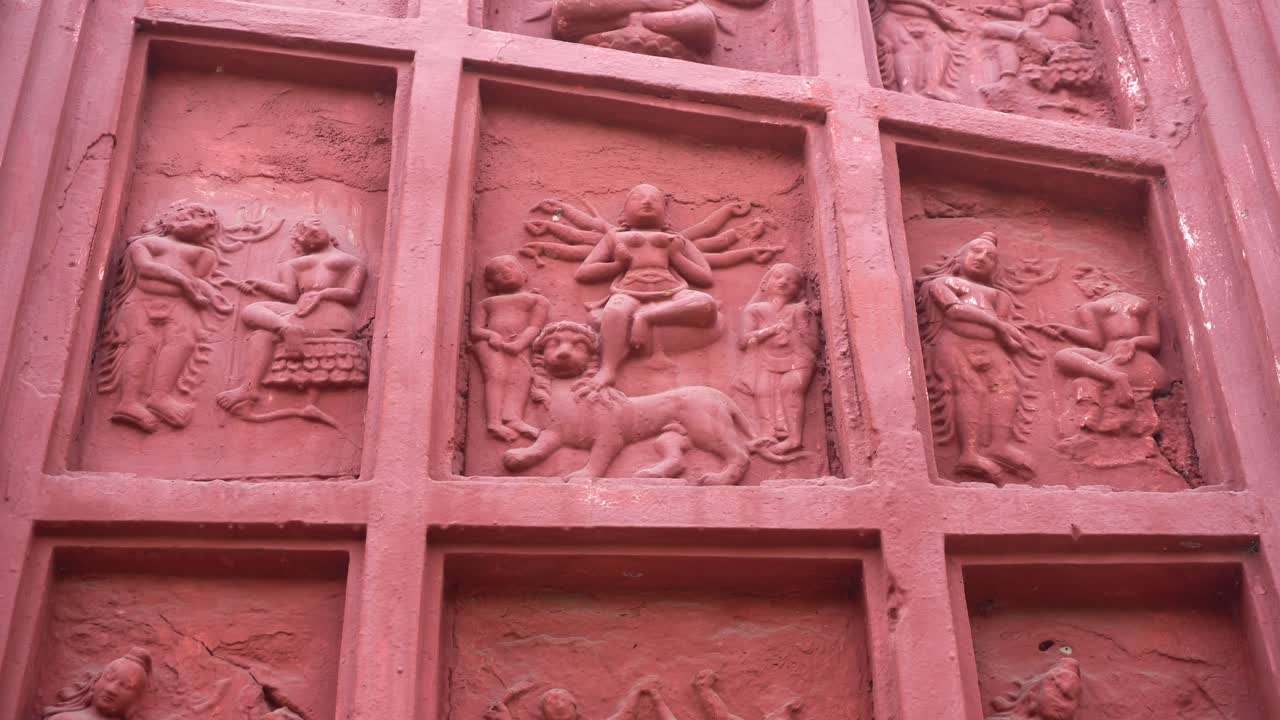 The red brick architecture is evident on the outer walls of this temple which the social system, culture and civilization of that time blossomed.Currently, the paintings are almost destroyed.