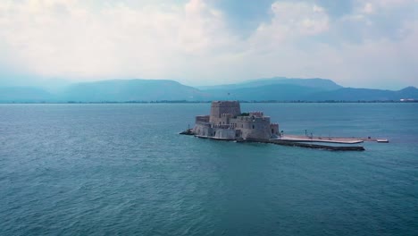 la ciudad de nafplio y la fortaleza de palamidi filmadas desde un avión no tripulado, buena vista de la montaña y el mar