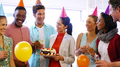 ejecutivos de negocios celebrando su cumpleaños