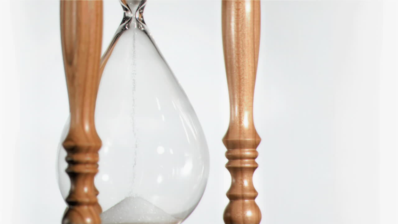 백색 모래가 슈퍼 느린 동작으로 떨어집니다.