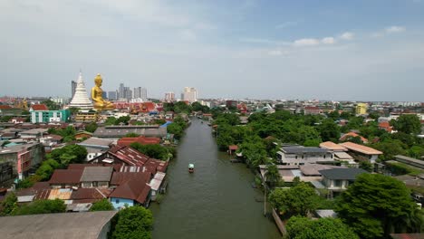 Paseo-En-Barco-Por-El-Río-Chao-Phraya-En-Crucero-Por-El-Distrito-De-Phasi-Charoen-En-Bangkok,-Tailandia---Retiro-Aéreo