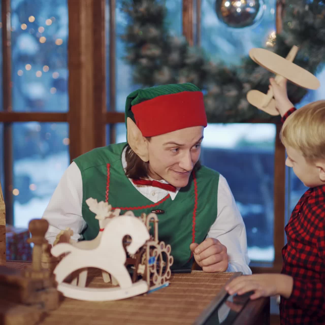 Skřítek si hraje s chlapcem