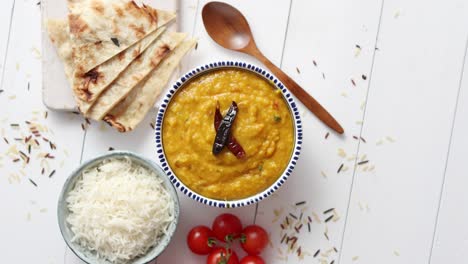 Indisches-Beliebtes-Essen-Dal-Fry-Oder-Traditionelles-Dal-Tadka-Curry-In-Schüssel-Serviert?