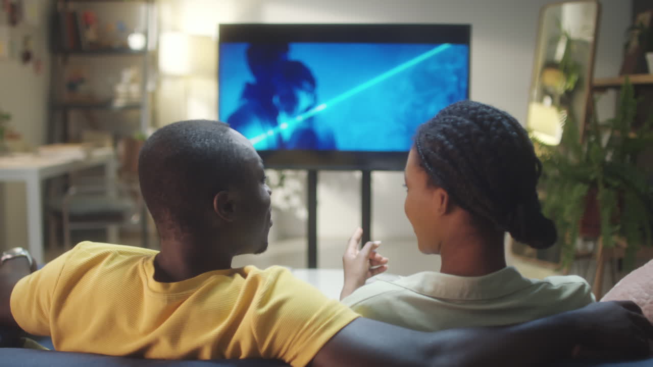 Coppia che guarda la TV insieme in un accogliente soggiorno