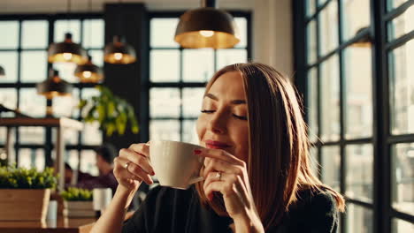 mujer disfrutando de café en una cafetería