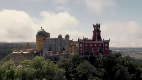 El-Palacio-Pena,-Un-Castillo-Romanticista-En-El-Municipio-De-Sintra,-Portugal