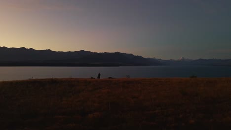 Persona-Diminuta-Disfrutando-De-Impresionantes-Vistas-De-Mt-Cook-Después-Del-Atardecer