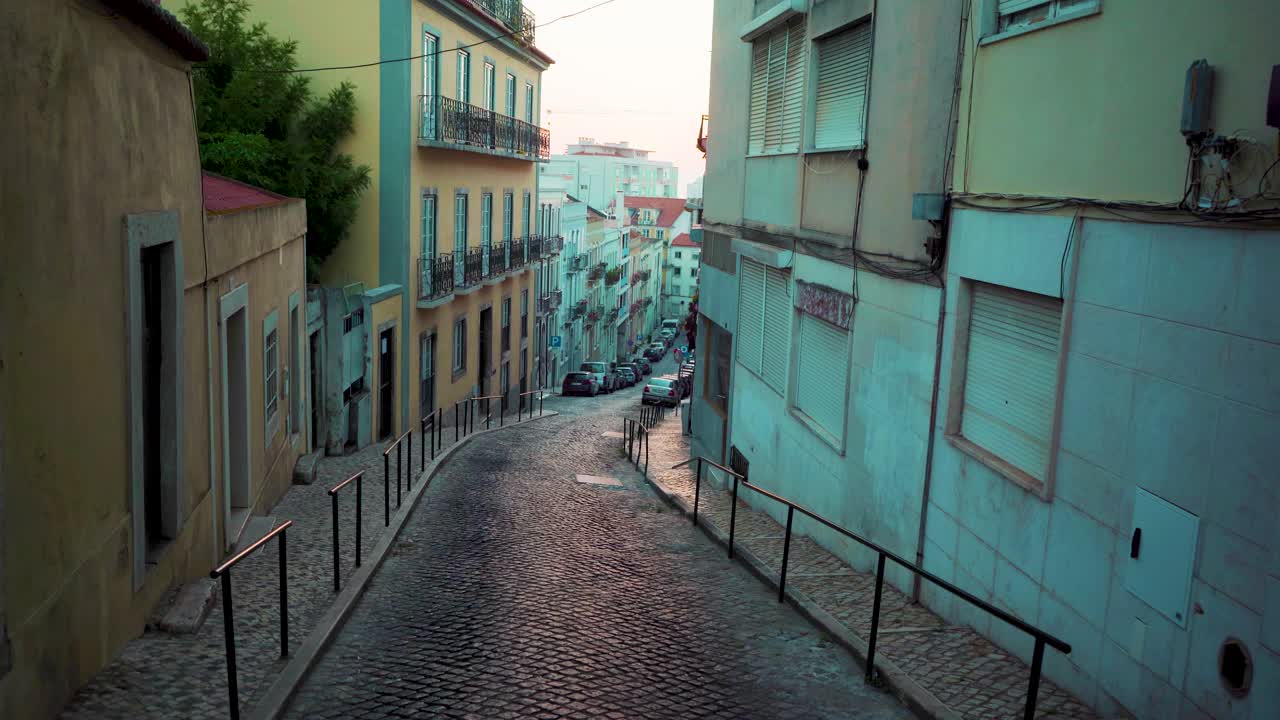 상승에서 리스본 고대 돌 포장 도로 거리