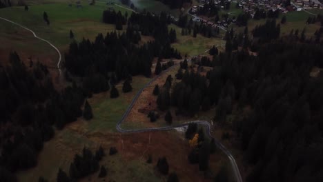 Luftaufnahme-Vom-Weg-Nach-Oben,-Um-Häuser-In-Arvenbüel,-Schweiz,-Und-Nebelbedecktes-Tal-Zu-Enthüllen