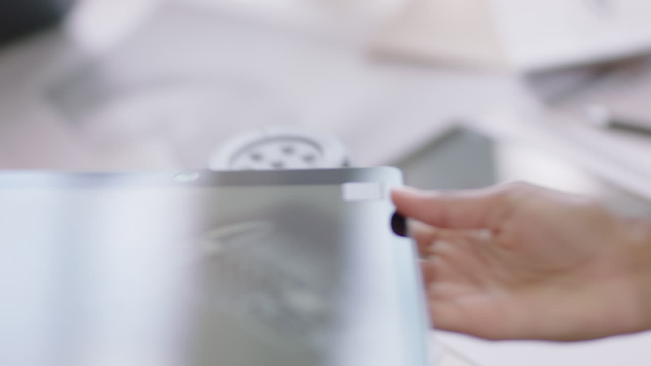 아프리카계 미국인 엔지니어들이 디지털 태블릿 컴퓨터를 사용하여 엔진 터빈 프로토타입을 개발하고 있습니다. 스크린에서 3d 디자인 아이디어를 공유하고 사무실에서 기계 프로젝트 프레젠테이션 회의를 합니다.