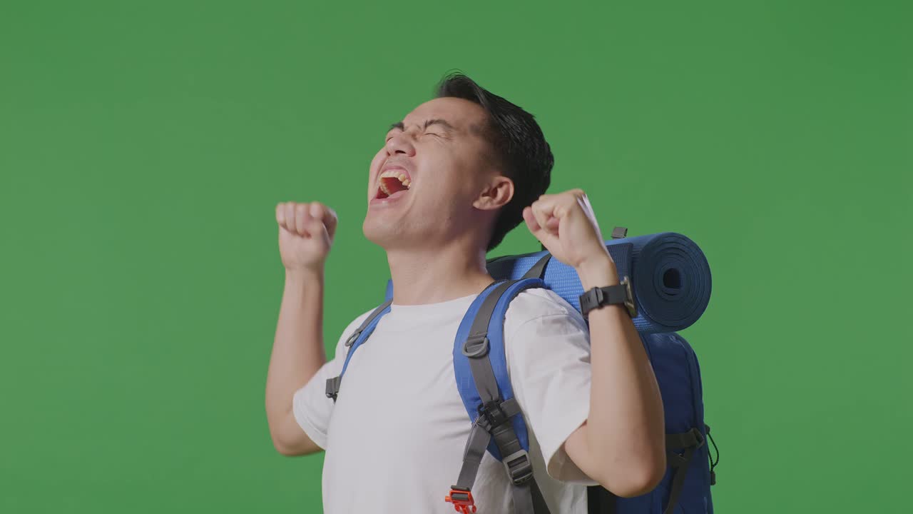 배 을 들고 행복 한 여행자