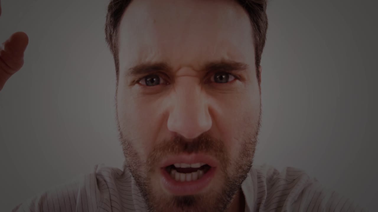 animación de llamas rosadas sobre un hombre caucásico enojado