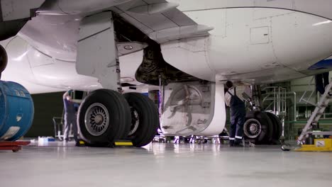 airplane undercarriage maintenance