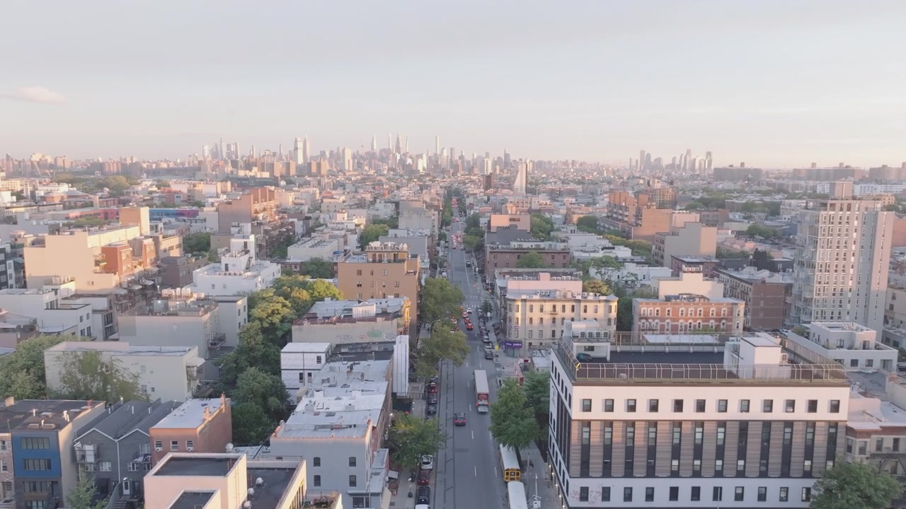 Ripresa con drone di Bedford-Stuyvesant, Brooklyn all'alba. Scattata durante l'estate a New York City.