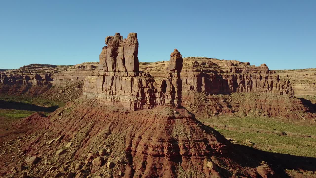 모뉴먼트 밸리 유타의 버트와 암석을 통해 놀라운 공중