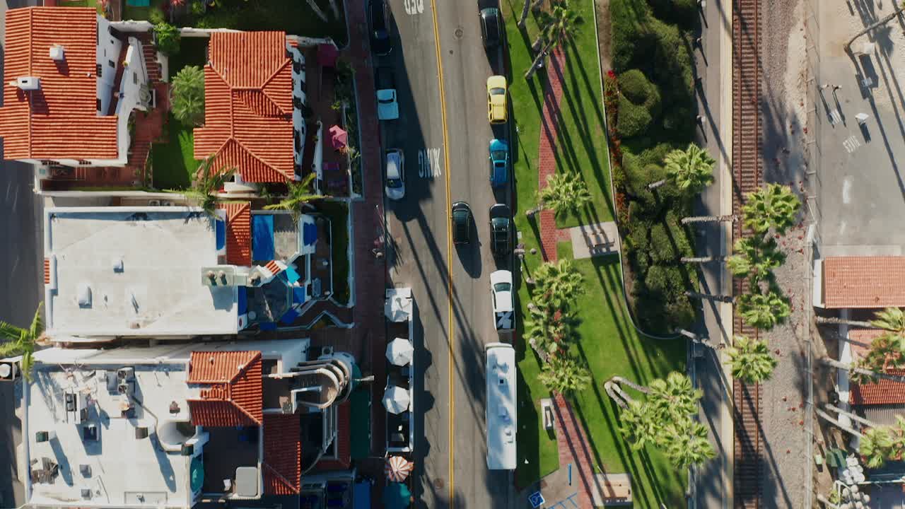 캘리포니아 산 클레멘테에서 자동차의 항공 보기 추적