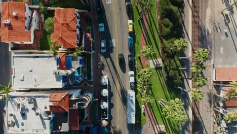 Seguimiento-De-La-Vista-Aérea-De-Un-Automóvil-En-San-Clemente,-California