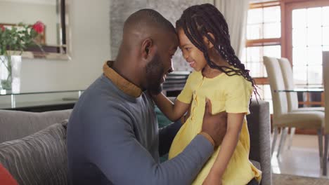 Feliz-Hija-Y-Padre-Afroamericanos-Abrazándose-Y-Hablando-En-El-Sofá