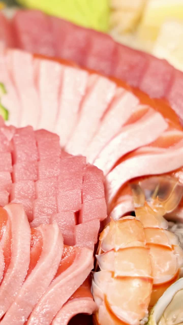 una variedad de sushi y mariscos exhibidos en una bandeja