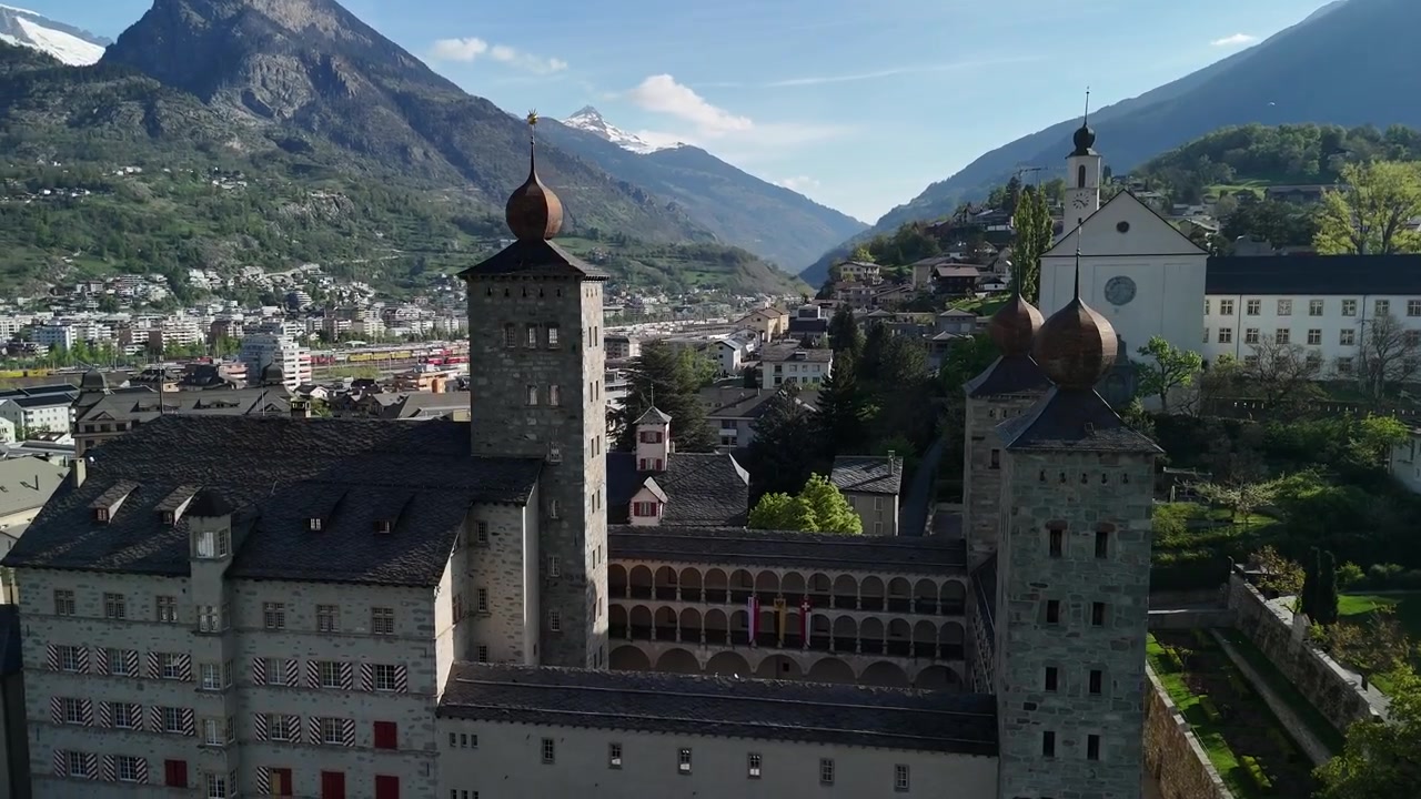 Stockalperpalast historisches Gebäude Barockarchitektur Brig Stadt Schweiz Luftaufnahme Drohne
