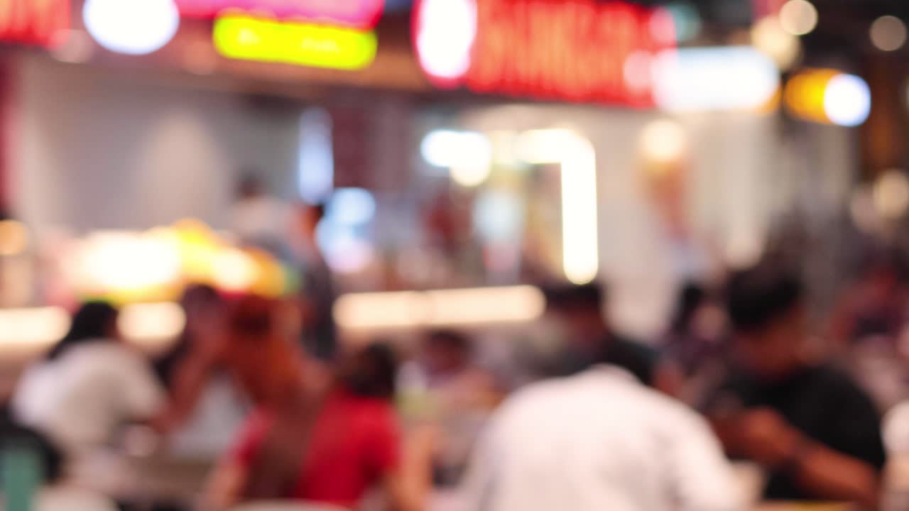 multitud indistinta en un entorno interior posiblemente ocupado