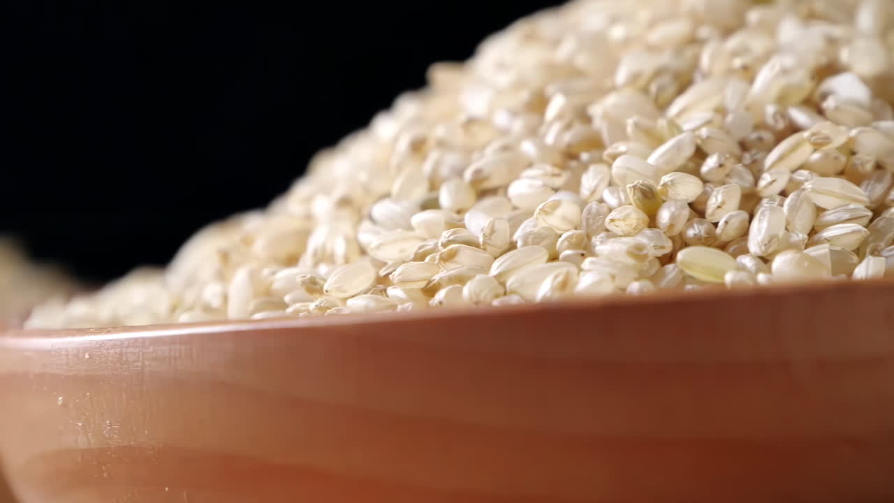 다양한 색의 다양한 원시 건강한 곡물 음식, 다양한 곡물, 곡물, 콩, 콩류는 광고 개념을 위해 목조 장식으로 회전됩니다.