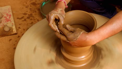 Töpfer-Stellt-Bei-Der-Arbeit-Keramikgeschirr-Her.-Indien,-Rajasthan.