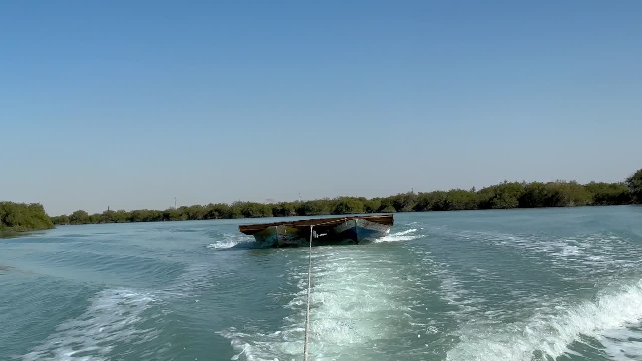 창의적인 해양 모험, 손으로 만든 플랫폼을 즐기기 위해 패들 보딩, 요트 클럽, 바다에서 물 스포츠, 맹그로브 숲, 자연 풍경, 멋진 보트 타기, 두 개의 사용 된 보트를 부착하여 표면을 떠다니십시오.