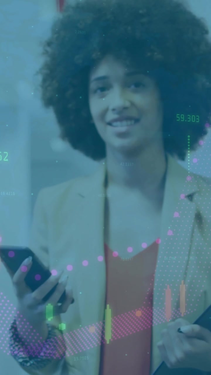 Holder smartphone og dokumenter, forretningskvinde med finansiel databehandlingsanimation