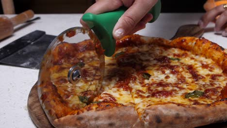 cortando rebanadas de pizza plano general