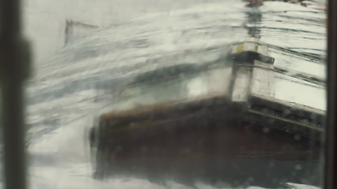 보트 조타실 창을 통해 황량한 전망 채광창