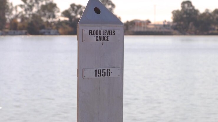 Inquadratura dal basso verso l'alto del segnale di livello di piena del fiume Murray che indica le altezze storiche dell'acqua nell'ultimo secolo. Dati scientifici e monitoraggio ambientale dei modelli di inondazione