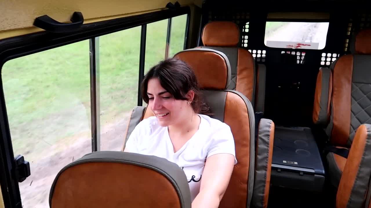 viaje lleno de baches en un coche safari 4x4