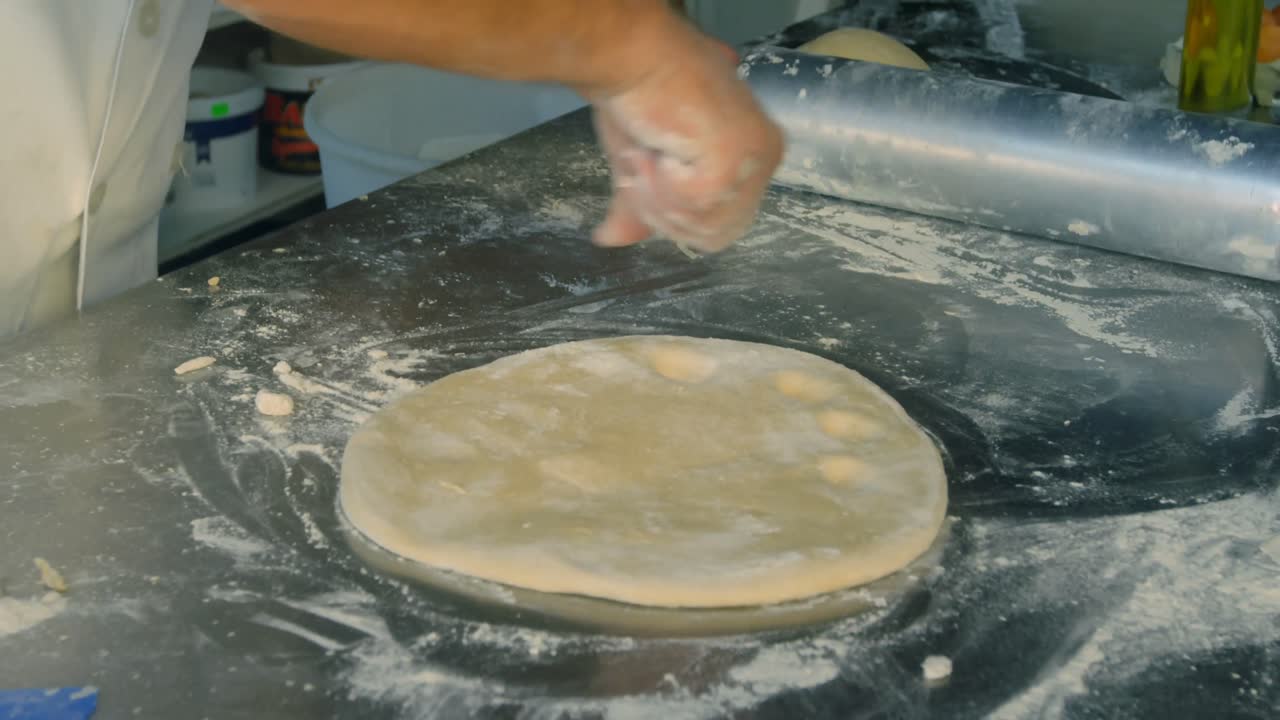 chef preparando la masa de la pizza 4k